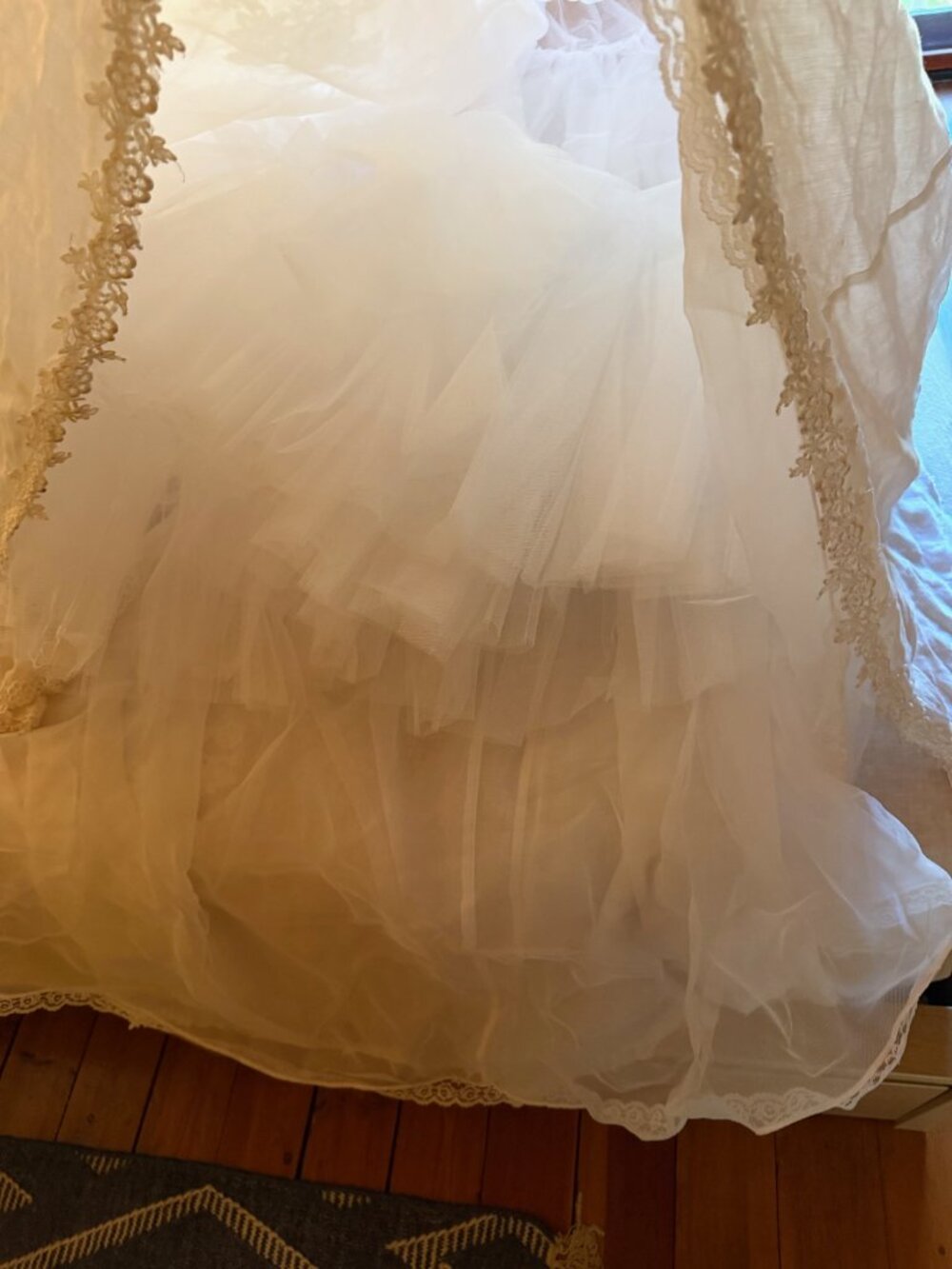 Priscilla of Boston Irish Linen Wedding Gown with Venise Lace - Picture 9 of 10